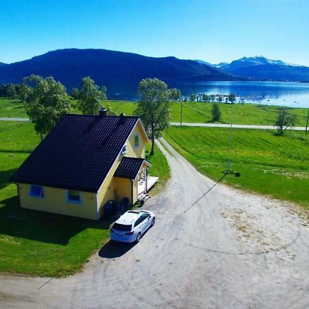 1 Room In The Yellow House, Close To Airport & Lofoten Evenskjer Exterior photo