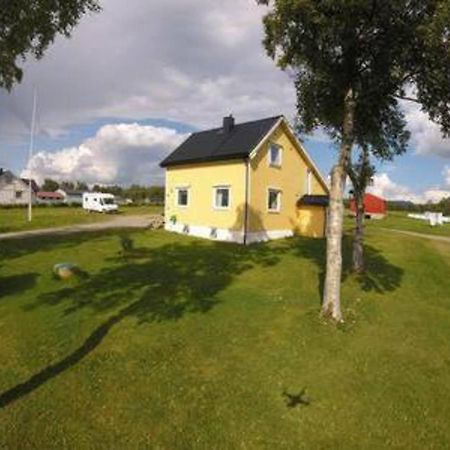 1 Room In The Yellow House, Close To Airport & Lofoten Evenskjer Exterior photo
